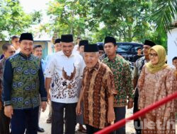 Pj Bupati Dr. H. Kamsol Berikan Santunan Anak Yatim dan Kaum Du’afa di Desa Empat Balai Kecamatan Kuok