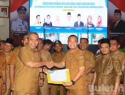 Buka Sarasehan GIAT Desa Pendidikan Menuju DERAPPP, Pj Bupati Kampar Serahkan Sertifikat Kepada 80 Desa Pendidikan