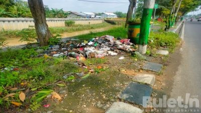 Beberapa Tumpukan Sampah di Jalan Trunojoyo Pamekasan Dibiarkan