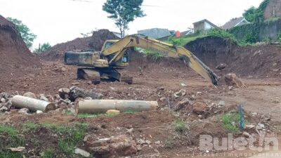 Dampak Pengerukan Tanah: Warga Mengeluh Jalan Licin Berlumpur Akibat Proyek di Jalan Srikoyo