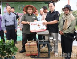 Bupati Tapsel Serahkan 10 Ribu Batang Bibit Cabai dan Bantuan Lainnya