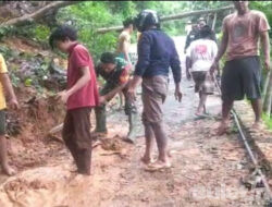 Bersinergi Bersama Masyarakat, Babinsa Lakukan Pembersihan Jalan Tertimbun Lumpur di Desa Tagengser Laok