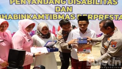 Kunjungi Polres Pacitan, Kapolda Jatim Apresiasi Anggota Berprestasi dan Beri Santunan Untuk Disabilitas