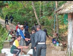 PSHT Ranting Kampak Melaksanakan Bakti Sosial Membuat Tanggul Bersama Warga
