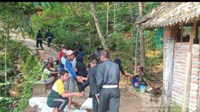 PSHT Ranting Kampak Melaksanakan Bakti Sosial Membuat Tanggul Bersama Warga