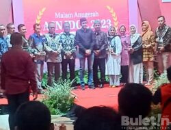 Wakil Bupati Trenggalek Berikan Penghargaan Kepada Peserta Pemenang ASN Idol 2023