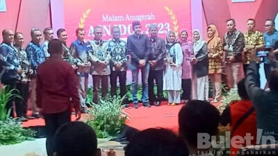 Wakil Bupati Trenggalek Berikan Penghargaan Kepada Peserta Pemenang ASN Idol 2023