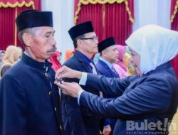 Sematkan Satyalencana Karya Satya pada 625 Guru Jatim, Gubernur Khofifah Sampaikan Terima Kasih Atas Dedikasi Bangun Karakter dan Cerdaskan Generasi Penerus Bangsa