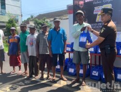 Kejaksaan Negeri Bondowoso Berbagi Sembako dengan Puluhan Tukang Becak