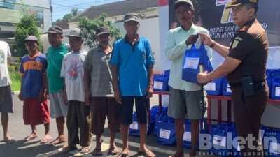 Kejaksaan Negeri Bondowoso Berbagi Sembako dengan Puluhan Tukang Becak