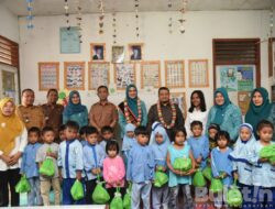Kunjungi PAUD di Tapsel, Bupati Dolly dan Bunda PAUD Kompak Salurkan Bantuan