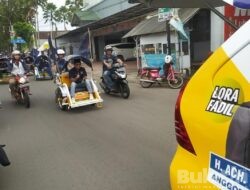 Ketua DPD Partai Nasdem Bondowoso Naik Becak Menuju KPU, Ada Apa..?