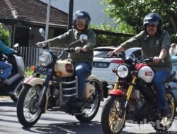 Tampil Beda, Ketua DPC PKB Bondowoso Naik Moge Mendaftar Ke KPU