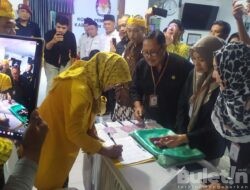 Ketua DPD Partai Golkar Mendaftarkan 45 Bacaleg ke KPU Trenggalek
