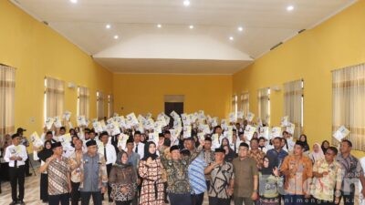 Bupati Pultab Menyerahkan Secara Resmi SK 100 Persen PNSD