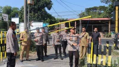 Kapolres Probolinggo Kota Cek dan Resmikan Palang Pintu Perlintasan Rel KA Swadaya Masyarakat di Desa Banjarsari