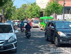 Ruas Jalan Pamekasan Kota Macet, Rombongan Pengantar Keberangkatan Calon Jamaah Haji Membludak