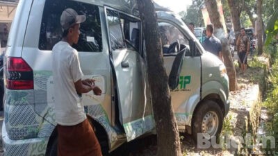 Mobil SIGAP Desa Gagah Tabrak Pohon di Jalan Raya Desa Ponteh, Galis, Pamekasan