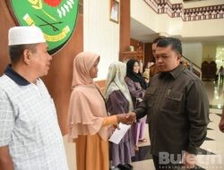 Bupati Tapsel Serahkan Bantuan ke Penyandang Masalah Kesejahteraan Sosial