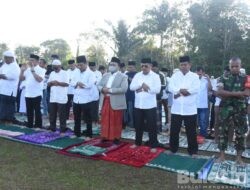 Bupati Tapsel dan Ketua TP PKK Sholat Idul Adha di Arse