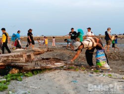 Hari Lingkungan Hidup Sedunia, Relawan Pungut Sampah di Bibir Pantai Branta Pesisir Pamekasan Hingga 4 Ton