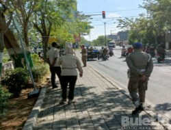 Satpol PP dan Damkar Kabupaten Pamekasan Razia Manusia Silver yang Kerap Unjuk Gigi di Traffic Light