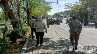 Satpol PP dan Damkar Kabupaten Pamekasan Razia Manusia Silver yang Kerap Unjuk Gigi di Traffic Light
