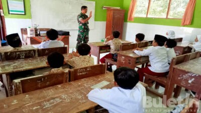 Tanamkan Wawasan Kebangsaan Sejak Usia Dini, Babinsa Koramil 0826-08 Palengaan, Pamekasan Datangi SDN Angsanah 1