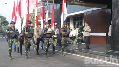 Sambut Hari Bhayangkara ke -77, Kapolda Jatim Pimpin Tradisi Penyerahan Air Suci