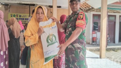 Jaga Stabilitas Harga, Pemerintah Melalui PT. Pos Bagikan Bansos Beras Terhadap 875 KPM di Pamekasan