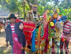 Serahkan Puluhan Ijazah Paket, Kadispendik Bondowoso Naik Kuda Menuju Lokasi Acara