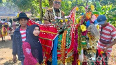 Serahkan Puluhan Ijazah Paket, Kadispendik Bondowoso Naik Kuda Menuju Lokasi Acara