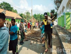Babinsa Koramil 0826-03 Proppo, Pamekasan Bersama Masyarakat Gotong-royong Renovasi Masjid Al Husna