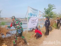 Pertahankan Keindahan Pesona Eduwisata Garam, Koramil 0826-06 Pademawu Bersama Mahasiswa KKN dan Warga Bersih-bersih