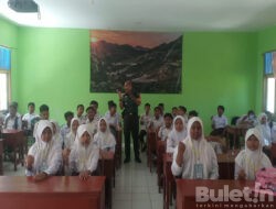 Danramil 0826-10 Waru, Pamekasan Pupuk Kesadaran Cinta Tanah Air Sejak Dini kepada Siswa SMP