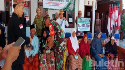 Babinsa Desa Rekkerek, Pamekasan Lakukan Pendampingan Pencairan BLT di Balai Desa