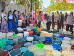 Polres Bondowoso Distribusikan Puluhan Ribu Liter Air Bersih ke Desa Purnama