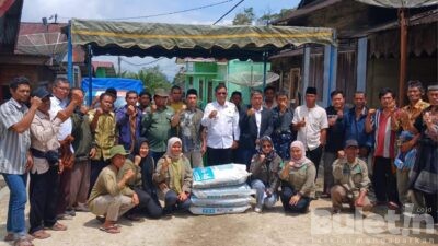 Wabup Tapsel Serahkan Belasan Ton Pupuk dan Ratusan Ribu Bibit Kopi