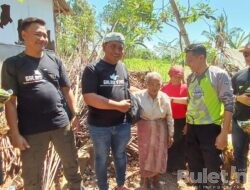 Seorang Nenek di Bondowoso Tidur Diatas Batu, Tim STMJ Turun Berikan Bantuan