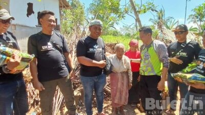 Seorang Nenek di Bondowoso Tidur Diatas Batu, Tim STMJ Turun Berikan Bantuan