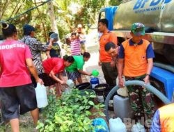 Warga Desa Ngrencak Terdampak Kekeringan Mendapatkan Bantuan Air Bersih dari BPBD Trenggalek