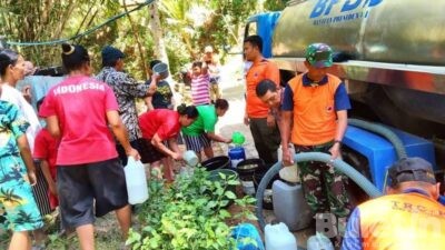 Warga Desa Ngrencak Terdampak Kekeringan Mendapatkan Bantuan Air Bersih dari BPBD Trenggalek