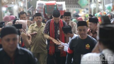 Ganjar Ziarah Makam Mbah Dalhar Watucongol; Beliau Ajarkan Ketegasan dan Tidak Boleh Ragu