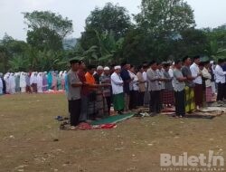 Hujan tak Kunjung Turun, Serempak Masyarakat di kecamatan Cibeber, Cianjur Gelar Sholat Istisqo