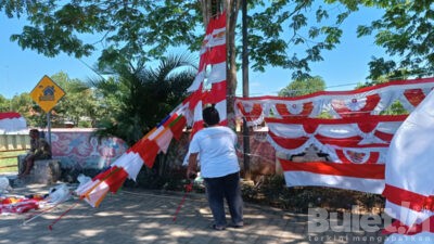 Pedagang Bendera Merah Putih di Pamekasan Mengeluh Sepi Pembeli