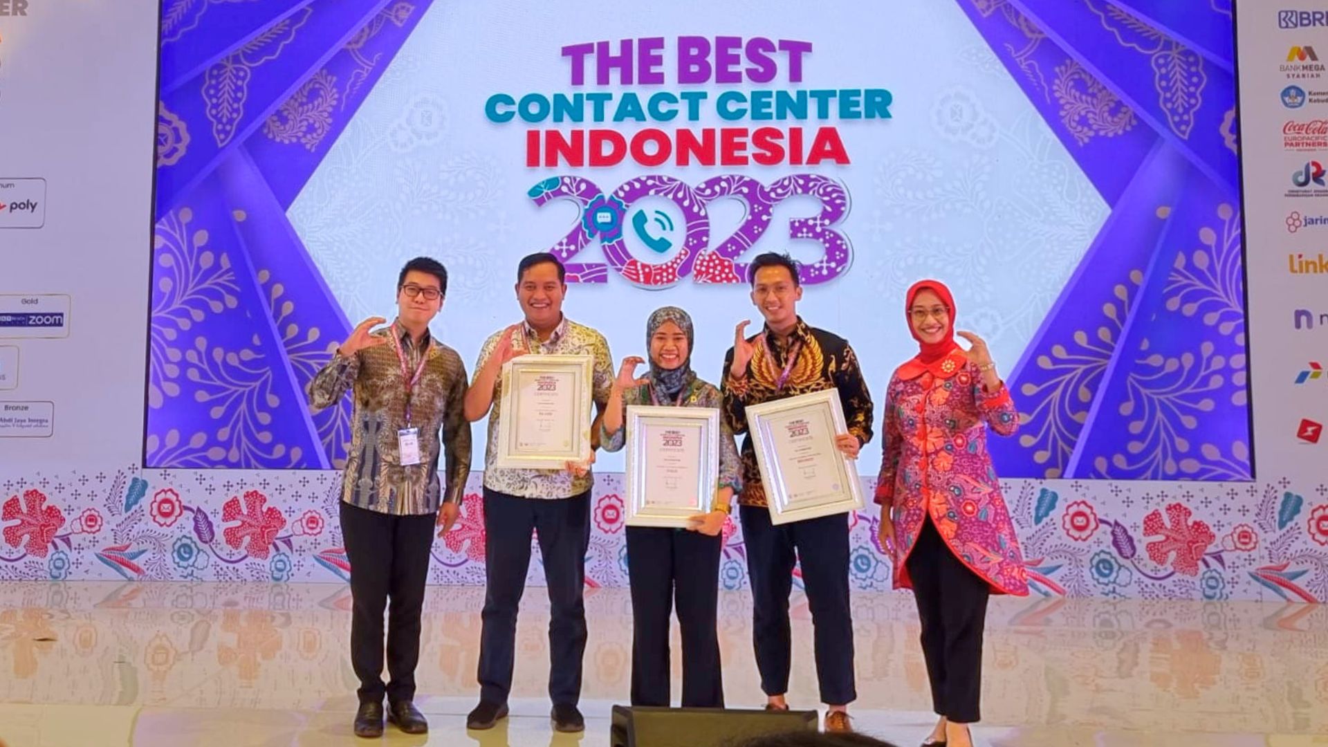 Andy Gozali (Kiri) saat memberikan penghargaan pada pemenang ajang TBCCI 2023