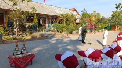 Babinsa Masuk Sekolah, Personil Koramil 0826/01 Pamekasan Jadi Pembina Upacara di SDN Bettet 1