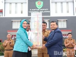 Raih Juara Umum Tingkat Provsu, Bupati Tapsel Serahkan Sejumlah Penghargaan ke Kades dan PKK Desa