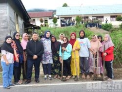 Bupati dan Ketua TP PKK Tapsel Membaur bersama Masyarakat Lakukan Gotong Royong