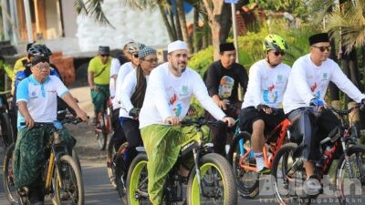 Unik, Peringatan Hari Santri Nasional di Kota Probolinggo Gowes Sarungan